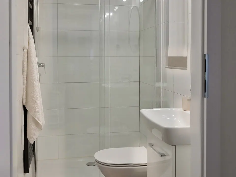 Bad mit Dusche hinter Glasschiebetür, WC und Waschtisch. Visualisierung